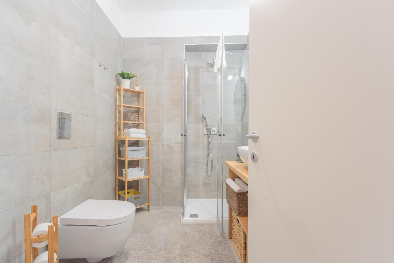 Independence Apartment With Balcony By Rent All Como Exterior foto